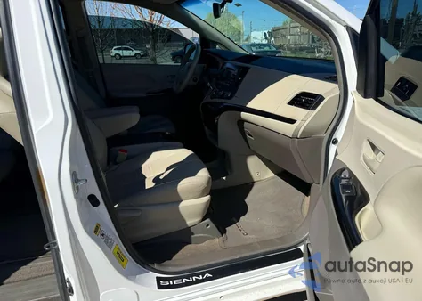 2012 Toyota Sienna Le 8-Passenger z USA, uszkodzony, nr VIN 5TDKK3DC7CS198702